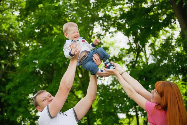 Famille heureuse — Photo