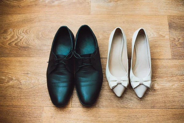 Zapatos clásicos para hombres y mujeres — Foto de Stock