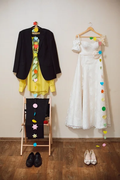 Klä bruden och brudgummen — Stockfoto