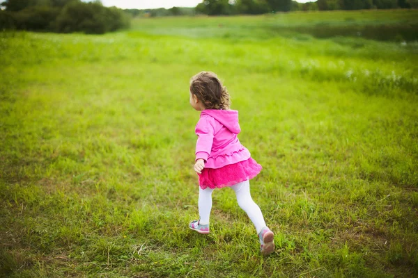 Bella ragazza spensierata che gioca all'aperto nel campo — Foto Stock