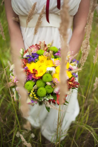 Buket çiçek elleri ile genç gelin