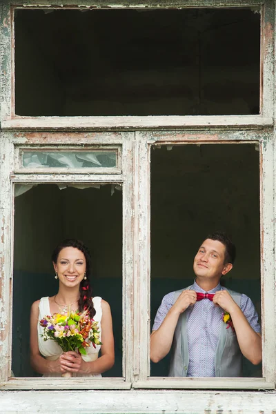 Fröhliches Hochzeitspaar amüsiert sich am Hochzeitstag im Freien — Stockfoto