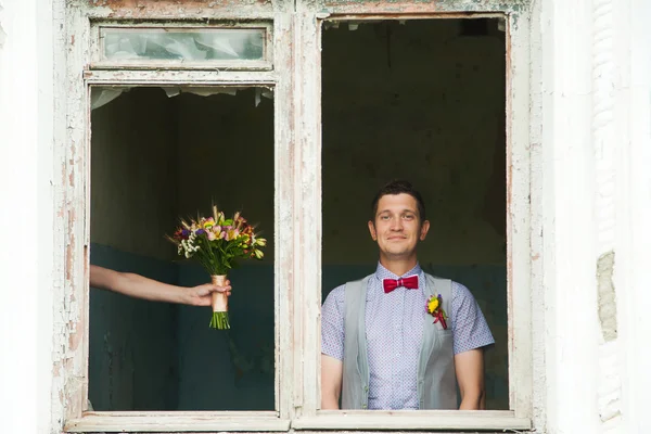 Alegre pareja de boda divertirse al aire libre en el día de la boda —  Fotos de Stock