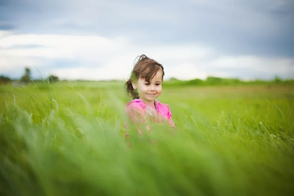Portrait of beautiful smiling carefree girl — Stockfoto