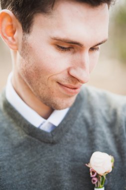 Yakışıklı bir adamın portresi.