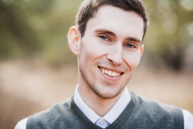 Yakışıklı bir adamın portresi.