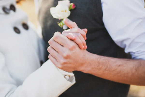 Joven pareja sosteniendo las manos — Foto de Stock