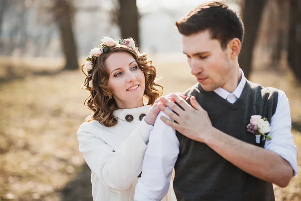 Bride and groom standing together in spring park — Stock Photo, Image