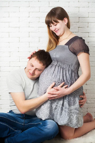 Mooie jonge paar verwachten baby — Stockfoto