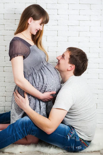 Pasangan muda yang cantik mengharapkan bayi — Stok Foto