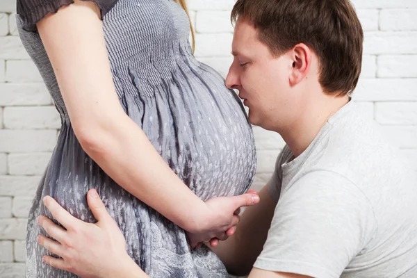 Schönes junges Paar erwartet Baby — Stockfoto