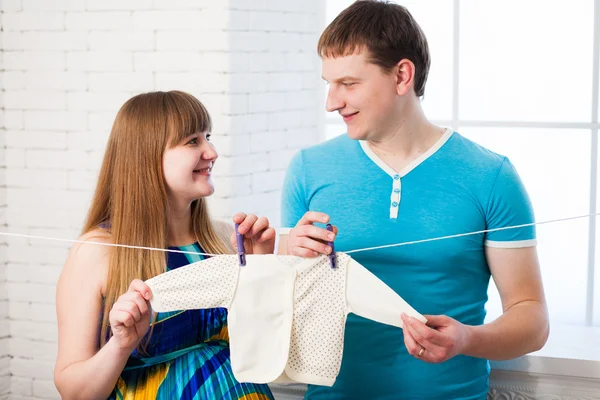 Schönes junges Paar erwartet Baby — Stockfoto