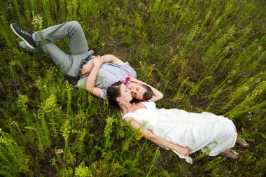 evlilik çift yaz çayır yeşil çim yalan aşık