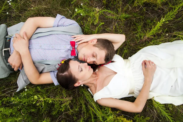 Boda pareja en amor acostado en verde hierba en verano prado —  Fotos de Stock