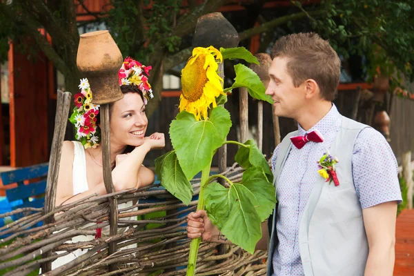 Casamento casal campo — Fotografia de Stock