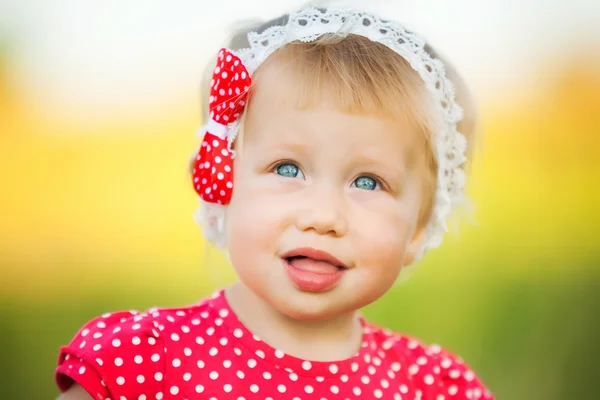 Retrato de niña divertida —  Fotos de Stock