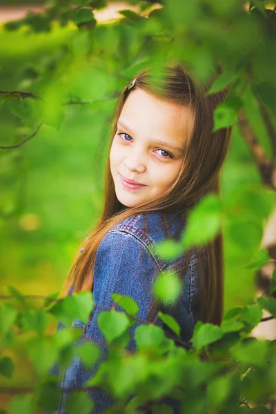 Portrait de jolie jeune fille souriante — Photo