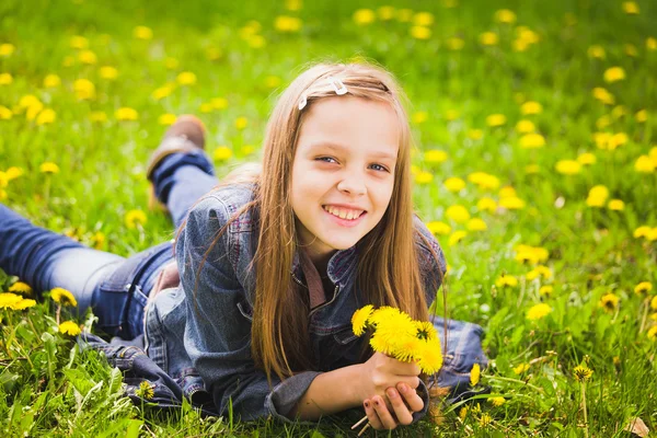 Retrato de primavera de la chica sonriente —  Fotos de Stock