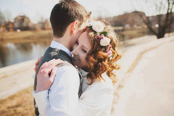 Beautiful girl embraces guy — Stock Photo, Image