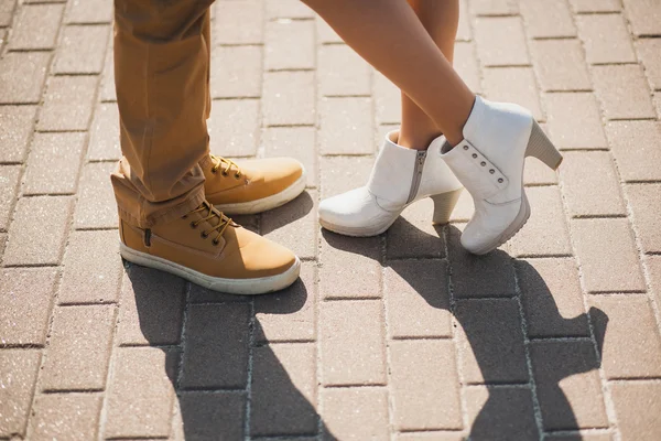 Joven pareja de moda elegante posando en la calle de la ciudad — Foto de Stock