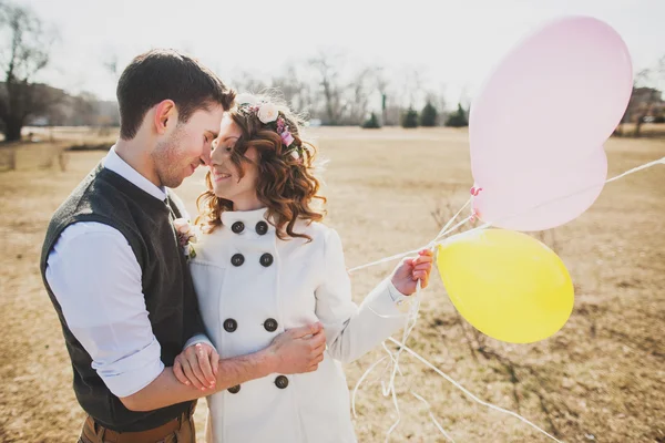 Hombre y mujer enamorados. Gente feliz —  Fotos de Stock