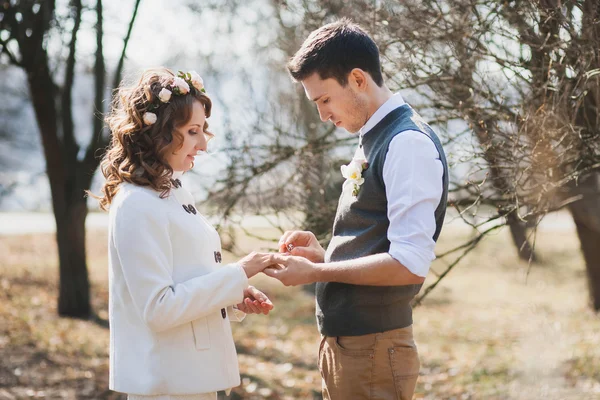 Propuesta de matrimonio. Ceremonia de boda al aire libre — Foto de Stock