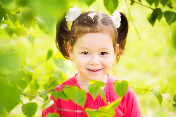 Närbild porträtt av rolig liten unge. vackra flickor ansikte glad — Stockfoto