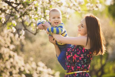 küçük bebek anne ellerinde. Çocuk oynamaktan kadın