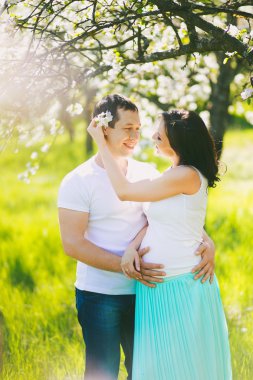 Mutlu hamile aile portresi