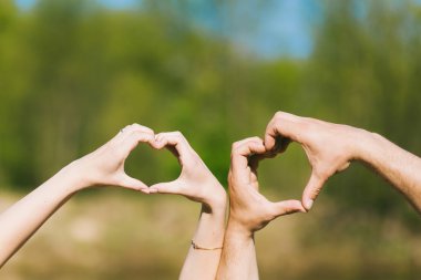 Genç çiftler el tarafından yapılan Kalpler