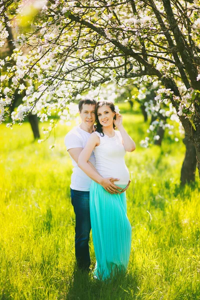 Porträt einer glücklichen schwangeren Familie — Stockfoto