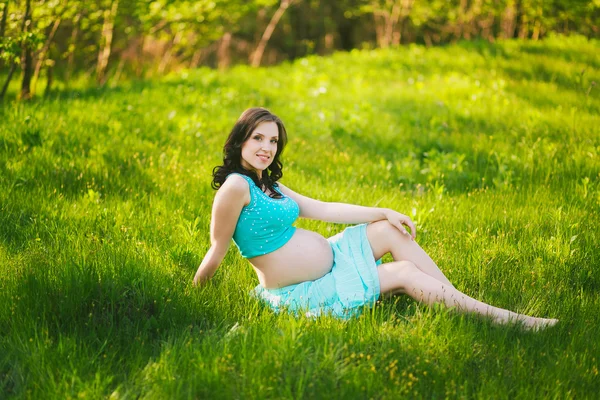 Jovem mulher feliz na expectativa de bebê — Fotografia de Stock