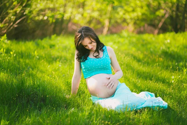 Joven mujer feliz en espera de bebé —  Fotos de Stock