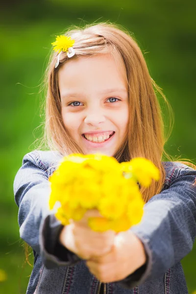 Retrato de menina sorrindo segurando buquê de flores — Fotografia de Stock