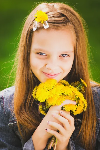 Πορτρέτο του χαμογελώντας νεαρό κορίτσι εκμετάλλευση μπουκέτο λουλούδια — Φωτογραφία Αρχείου