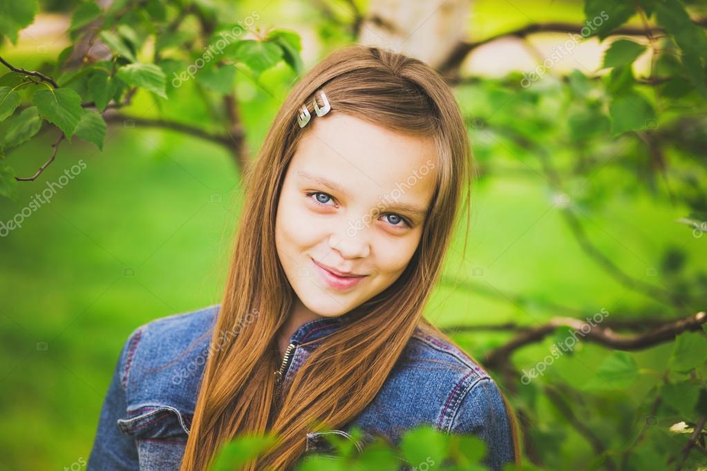 Uma linda adolescente de 12 anos sorrindo para a câmera fotos
