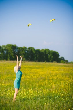 Bayan bahar ya da yaz çayır eğleniyor