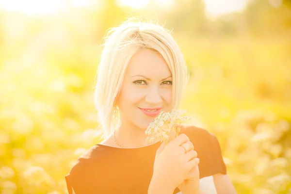 Portrait of gorgeous young woman in sunlight outside — Stock Photo, Image