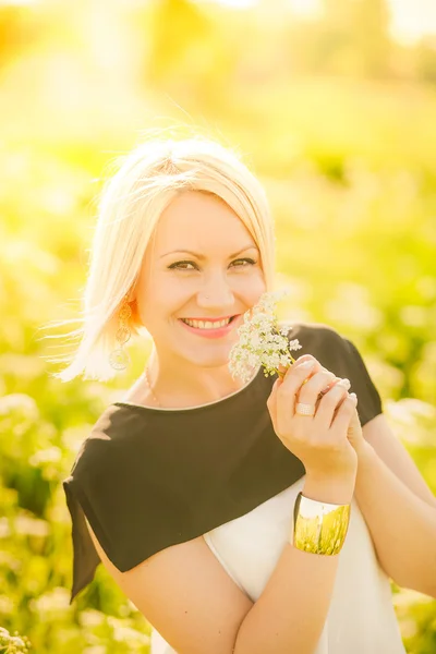 Portrait of gorgeous young woman in sunlight outside — Stock Photo, Image