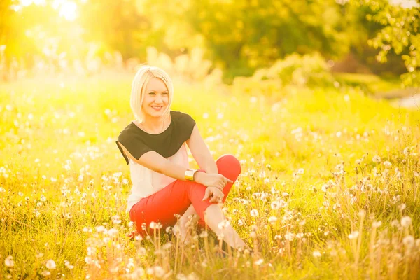 Portrait of gorgeous young woman in sunlight outside — Stock Photo, Image