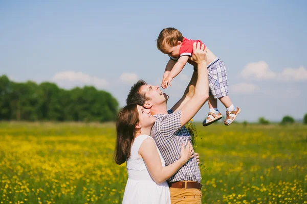 Dreiköpfige schwangere Familie erwartet Baby — Stockfoto