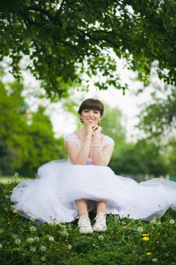 Beyaz gelinlik genç kadın portresi