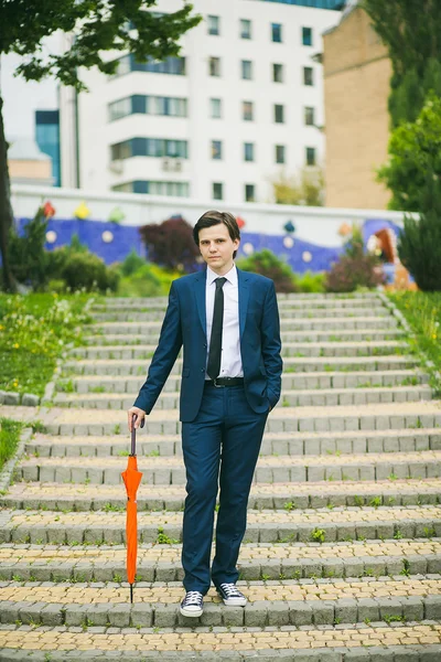 Hombre positivo de pie al aire libre en el paisaje de la ciudad —  Fotos de Stock