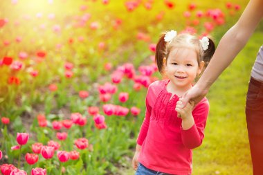 Anne ve çocuk dışarıda eğleniyor