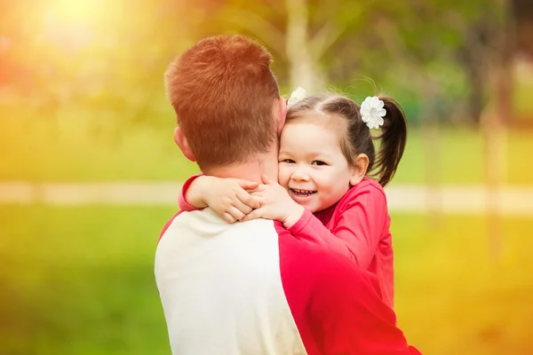 Портрет счастливого отца и его очаровательной маленькой дочери — стоковое фото