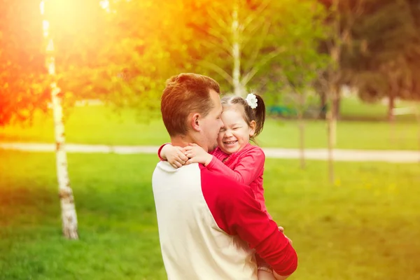 Happy daddy with daughter playing in summer sunny day — Stock Photo, Image