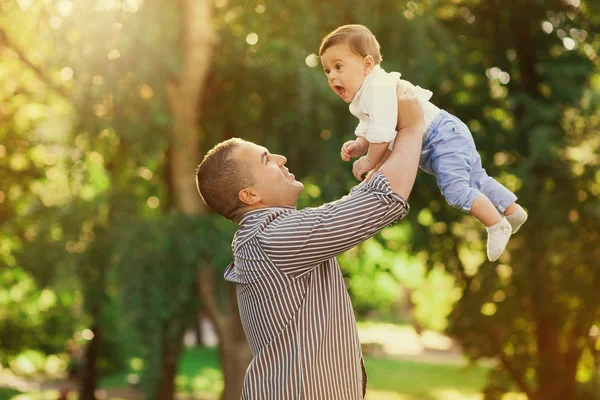 Daddy playing active games with his son outside — Stock Photo, Image