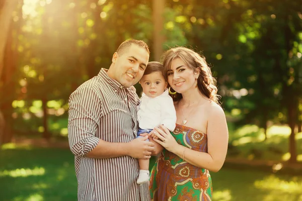 Padre, madre e hijo pequeño jugando afuera en verano — Foto de Stock