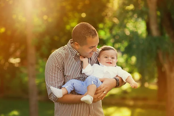 Papai jogando jogos ativos com seu filho lá fora — Fotografia de Stock