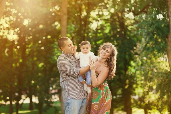 Vater, Mutter und kleiner Sohn spielen im Sommer draußen — Stockfoto